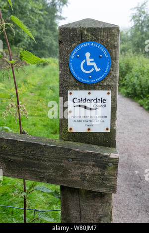 Accessibile in sedia a rotelle percorso in corrispondenza di Ogden serbatoio di acqua e la Riserva Naturale, Halifax, West Yorkshire, Regno Unito Foto Stock