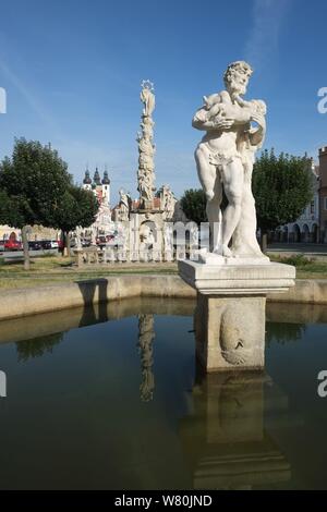 Repubblica ceca, cittadina rinascimentale di Telc, Sito Patrimonio Mondiale dell'UNESCO, statua barocca di Silenius holding baby Dionisos Foto Stock