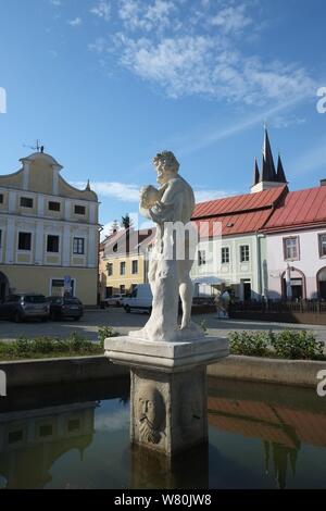 Repubblica ceca, cittadina rinascimentale di Telc, Sito Patrimonio Mondiale dell'UNESCO, statua barocca di Silenius holding baby Dionisos Foto Stock