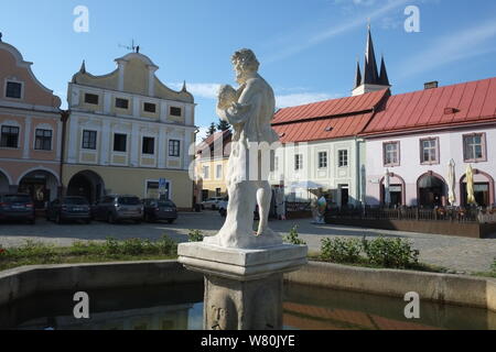 Repubblica ceca, cittadina rinascimentale di Telc, Sito Patrimonio Mondiale dell'UNESCO, statua barocca di Silenius holding baby Dionisos Foto Stock