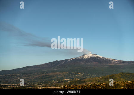 Una bella vista su attivo e produzione di fumo del vulcano Etna in Sicilia, Italia. Foto Stock