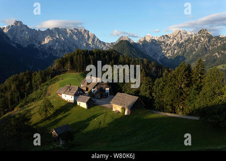 Vista la mattina su un maso di montagna dalla panoramica strada Solcava, Slovenia, in Europa all'alba. Foto Stock