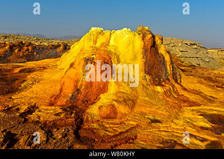 Per circolare subcircular halite tumulo con rosso-marrone colore dalla ossidazione del ferro da stiro, campo geotermico di Dallol, Danakil depressione di Afar, Triangolo, Et Foto Stock
