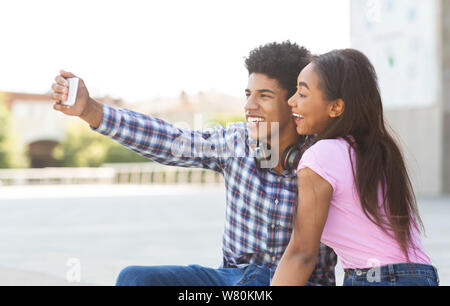 Giovane selfie. Teen ragazzo e una ragazza di fotografare sé sullo smartphone. Foto Stock