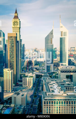 Elevato punto di vista di Dubai Financial District skyline e il futuro museo sito in costruzione Foto Stock