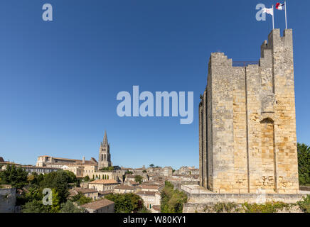 La torre di Roy a Saint Emilion, Francia. St Emilion è una delle principali aree vinicole del vino rosso di Bordeaux e destinazione turistica molto popolare. Foto Stock