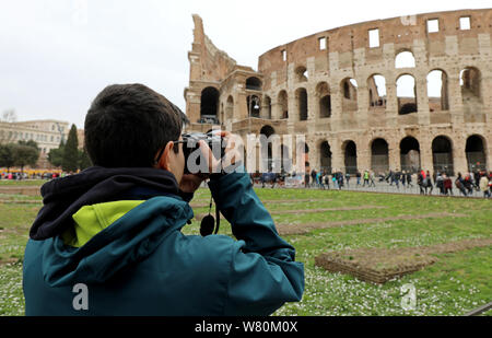 Ragazzo prende le immagini di Roma e il Colosseo in background Foto Stock