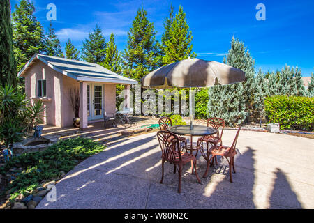 Piccola piscina cabana con tavolo e sedie Foto Stock