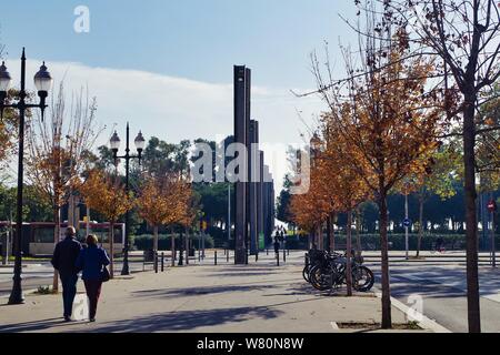 La gente camminare attraverso la 'Rambla del Poblenou' Avenue in direzione di "Nova Icaria' passeggiata sulla spiaggia Foto Stock