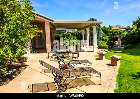 Ferro battuto mobili da giardino sul patio posteriore Foto Stock