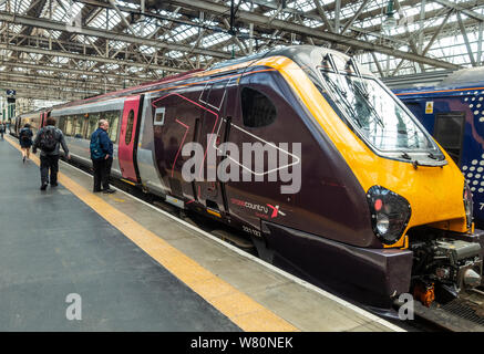 Una classe 221 Super Voyager diesel-elettrico unità multiple treno passeggeri, da crosscountry arriva in Stazione Centrale di Glasgow, Scozia. Foto Stock