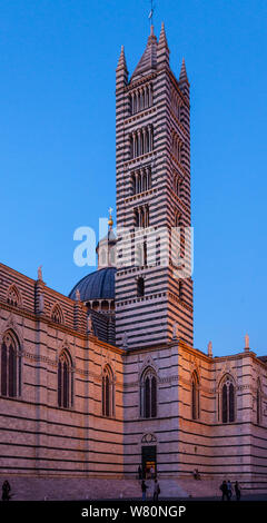 Dettaglio verticale del campanile / campanile e la cupola con lanterna del duomo di Siena, Cattedrale, Cattedrale, una cattedrale medievale: XIII secolo. Foto Stock