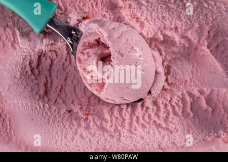 Vista superiore del sapore di fragola gelato con convogliatore nella casella n. Focus sul convogliatore. Foto Stock