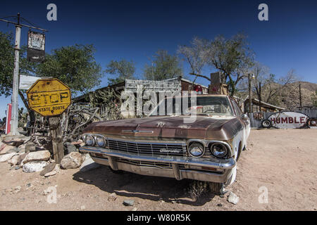 Vecchio e devastata auto a Hackberry General Store vicino alla Route 66 Foto Stock