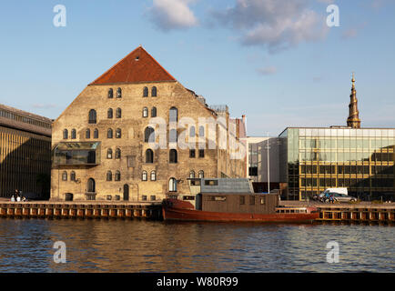 Canale di Copenaghen - centro città di Copenhagen, guardando attraverso verso vecchi magazzini e chiesa guglia in Christianshavn, Copenaghen, Danimarca, Europa Foto Stock