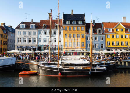 Copenhagen travel - barche colorate e edifici di Nyhavn canal, con il cielo blu, il centro città di Copenhagen, Copenhagen DANIMARCA Scandinavia Europa Foto Stock