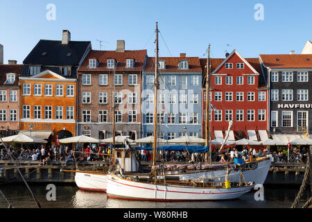 Danimarca Copenhagen Nyhavn; gli edifici colorati e le barche nel porto di Nyhavn in estate, Nyhavn, Copenhagen Danimarca, Europa Foto Stock