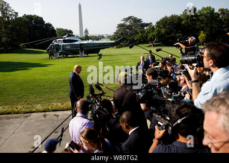 Washington DC, Stati Uniti d'America. 07 Ago, 2019. Stati Uniti Presidente Donald Trump parla ai giornalisti prima di lasciare la Casa Bianca di Washington, DC, Stati Uniti, il 7 agosto, 2019. Donald Trump Mercoledì ha sollecitato la Federal Reserve a tagliare il tasso di interesse di riferimento ad un ritmo più veloce e su una scala maggiore, dicendo che la banca centrale degli Stati Uniti di "serraggio" politica è un problema per l'economia del paese. (Foto di Ting Shen/Xinhua) Credito: Xinhua/Alamy Live News Foto Stock