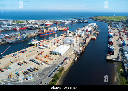 Aberdeen vista aerea porto navi con petrolio & gas serbatoi e mare del Nord le navi Foto Stock