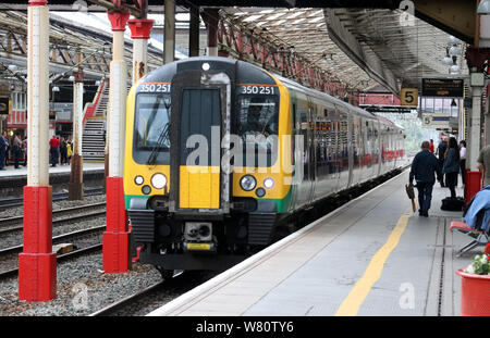 Siemens Desiro 350/2 classe uem in London Midland livrea in uscita dalla piattaforma 5 a Crewe sul WCML con un treno per London Euston Il 30 luglio 2019. Foto Stock