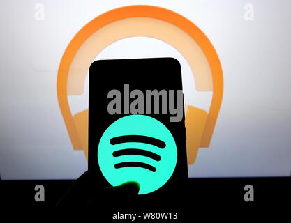 In questa foto illustrazione popolare lo streaming audio social media applicazione Spotify logo che si vede visualizzato su uno smartphone. Foto Stock