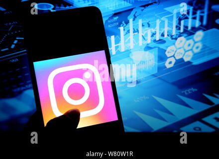 In questa foto illustrazione popolare foto video sharing social media applicazione Instagram logo che si vede visualizzato su uno smartphone. Foto Stock