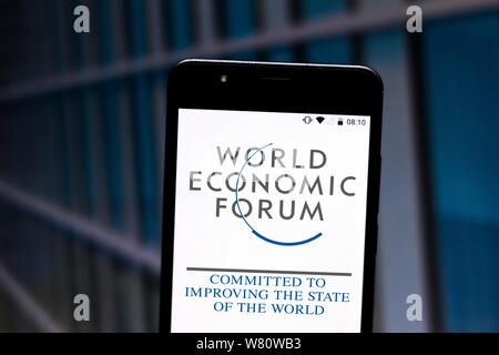 In questa foto illustrazione il Forum Economico Mondiale (WEF) Il logo si vede visualizzato su uno smartphone. Foto Stock