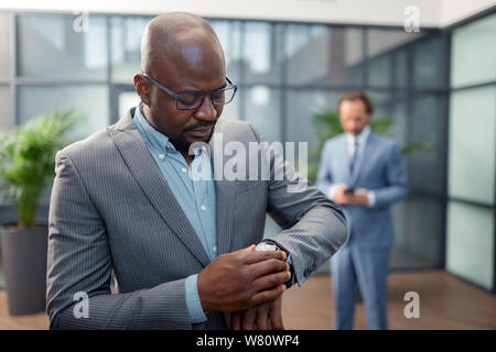 Imprenditori controllo tempo mentre in ritardo per la riunione Foto Stock