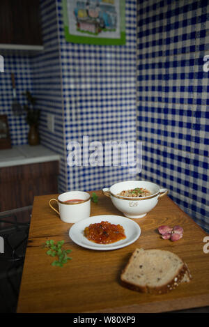 Pomodoro italiano zuppa di riso marrone risotto papaia dessert piatti di porcellana. Foto scattata nella città di Rio de Janeiro in Brasile. Durante l'anno 2019. Foto Stock