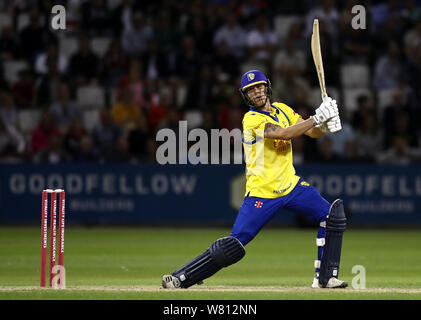 Getti di Durham Brydon Carse pipistrelli durante il T20 vitalità Blast corrispondono al County Ground, Northampton. Foto Stock