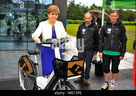 Primo ministro di Scozia Nicola Storione del SNP comporta per il supporto al di fuori della sede con la bicicletta elettrica.Il motore capannone a Stirling per la YSI metà della Scozia e Fife ha ospitato il cabinet per le domande e le risposte. Foto Stock