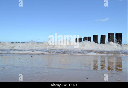 Le onde in arrivo, preso da una prospettiva diversa, Goreslton Beach, Norfolk, Regno Unito Foto Stock