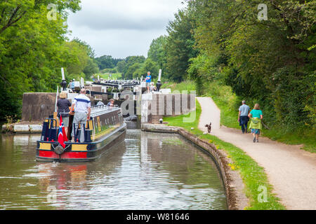 Canal Boat stretta passando attraverso Hatton si blocca sul Grand Union Canal in Hatton Warwickshire, Inghilterra. un volo di 21 si blocca Foto Stock