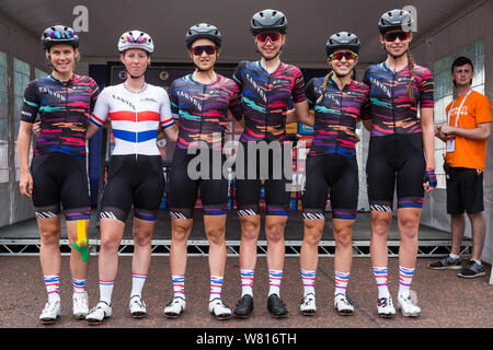 Londra, Regno Unito. Il 3 agosto, 2019. Canyon-SRAM posa per la fotografia di gruppo prima di Prudential RideLondon Classique. La Classique, che è la più ricca Foto Stock