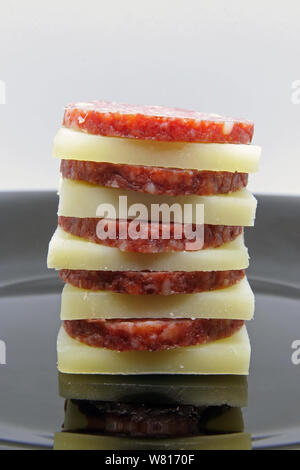 Salame e formaggio snack. Gli snack. Piccoli morsi di salame e formaggio. Foto Stock