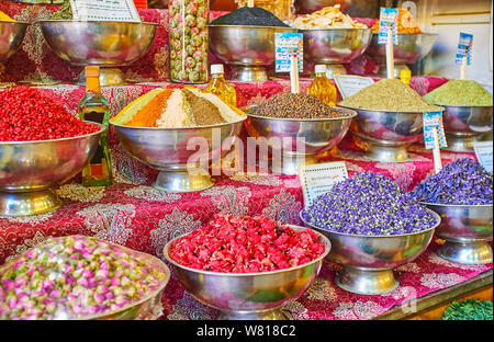 Il contatore del negozio di spezie in Vakil Bazaar con grande quantità di ciotole con spezie, erbe e fiori secchi e bacche, Shiraz, Iran Foto Stock