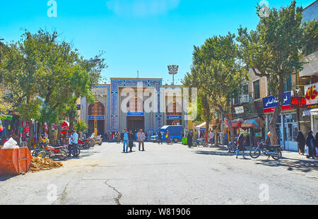 SHIRAZ, IRAN - 14 ottobre 2017: la strada piena di negozi e teahouse conduce al portale principale di Shah Cheragh santo santuario, il 14 ottobre in Shiraz Foto Stock