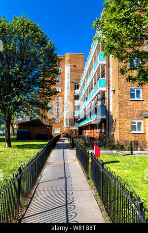 Wingrad Casa e casa di Beckett, edificio di mattoni rossi, consiglio station wagon, Jubilee Street, Stepney Green, East London, Regno Unito Foto Stock