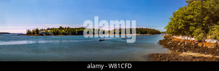 Panorama di Hog Island e il National Audubon camp natura attraverso Muscongus inferiore Bay a Brema, Maine, Stati Uniti d'America. Foto Stock