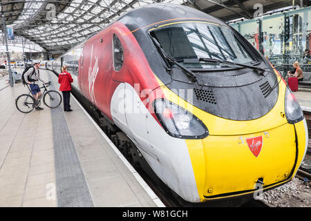 Vergine,pendolino,treni,a,piattaforma,prima,a,voce,a,Londra,a,Lime Street,Station,Liverpool,città,centro,Nord,Nord,città,UK,GB,Gran Bretagna,British, Foto Stock