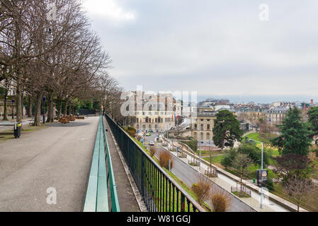 Vista dall'alto da Place de jeux de la promenade de la Treille, Ginevra più antichi del lungomare, con verde panchina più lunga del mondo e abbassare la città vecchia. Foto Stock