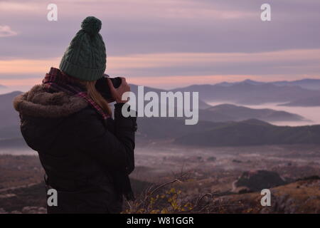 Bellissima femmina giovane fotografo riprese con videocamera professionale all'esterno. Foto scattata sul tredicesimo Nowember 2016, Burdur, Turchia Foto Stock