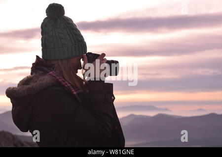 Bellissima femmina giovane fotografo riprese con videocamera professionale all'esterno. Foto scattata sul tredicesimo Nowember 2016, Burdur, Turchia Foto Stock