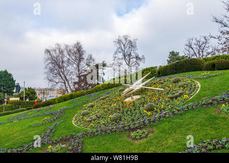 Il fiore e il clock, l'Horloge Fleurie, è la famosa attrazione turistica al Jardin Anglais Park, inGeneva, Svizzera nella stagione invernale. Foto Stock