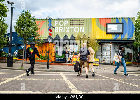 LONDON- agosto, 2019: Pop Brixton, dettaglianti e street food impostato nel riutilizzare i contenitori di spedizione in Brixton Foto Stock