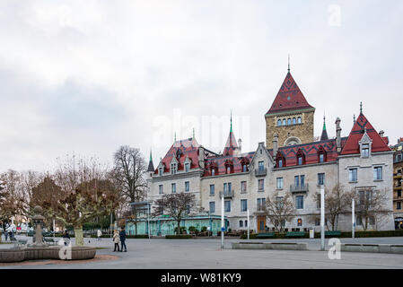 Scenario esterno di promenade riva del lago di Ginevra e hotel Château d'Ouchy a Ouchy-Olympique a Losanna, Svizzera durante il nuvoloso cielo di sera. Foto Stock