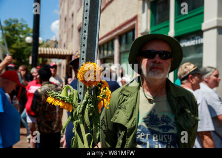 Un Veterano del Vietnam, destra, ascolta come trump sostenitori sostengono con manifestanti sulla quinta strada in corrispondenza del sito di domenica mattina la ripresa di massa che ha lasciato 9 morti e 27 feriti, mercoledì 7 agosto 2019 a Dayton, Ohio. Trump ha visitato un ospedale vicino ma non ha visitato il sito della ripresa prima di volare a El Paso, Texas, che fu anche il luogo di una massa di ripresa. Foto Stock