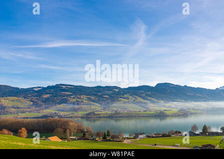 Outdoor splendido e tranquillo paesaggio intorno al lago della Gruyère con sfondo di alp mountain range in Avry-DEVANT-Pont, Regione di Friburgo, Svizzera. Foto Stock