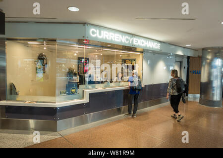 Cambio valuta presso l'Aeroporto Internazionale di Denver terminale B Foto Stock