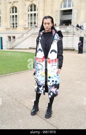 Modello cinese Xinyu Wang assiste il Moncler Gamme Rouge Fashion Show durante la settimana della moda di Parigi Autunno/Inverno 2017 a Parigi (Francia), 7 marzo 2017. Foto Stock